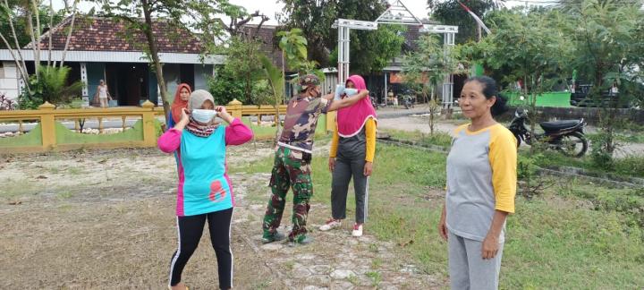 Jelang Latihan, Satgas TMMD 110 Bojonegoro Bagikan Masker